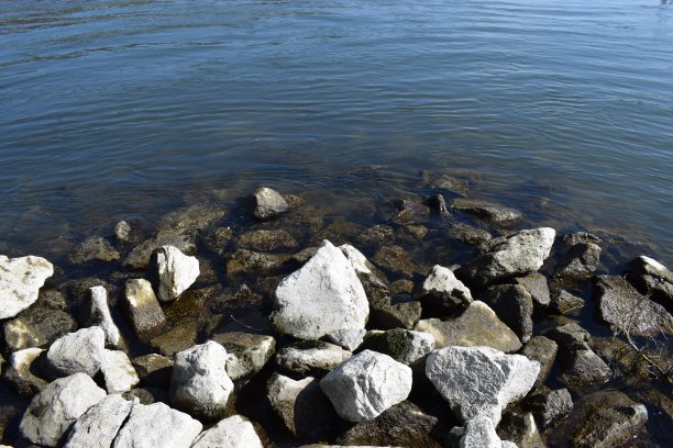 河岸边的岩石图片下载