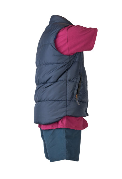 无袖夹克，t恤和运动短裤孤立在白色背景。适合凉爽天气穿的衣服图片下载