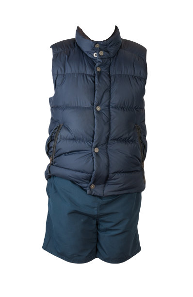 无袖夹克和夏季短裤孤立在白色背景下图片下载