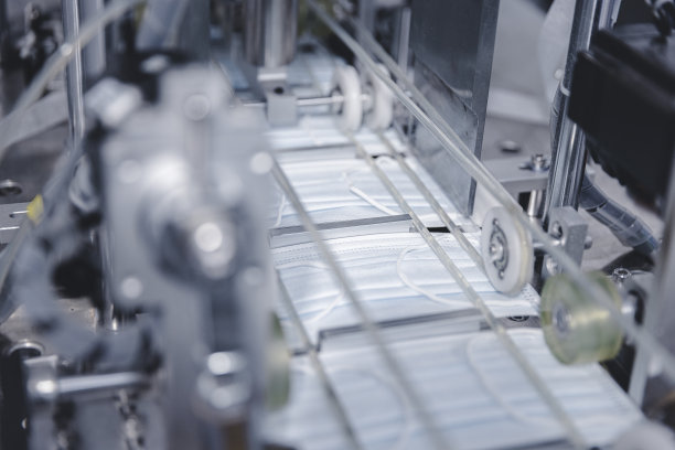 医用口罩的制造机器在生产线上图片下载