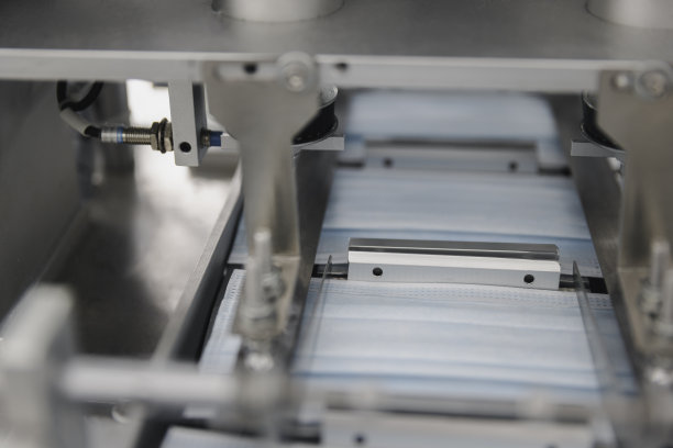 医用口罩的制造机器在生产线上图片下载