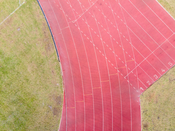 跑道上车道的高角度视图图片下载