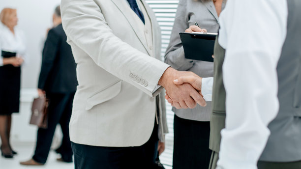 关闭了。金融伙伴在办公室握手图片下载