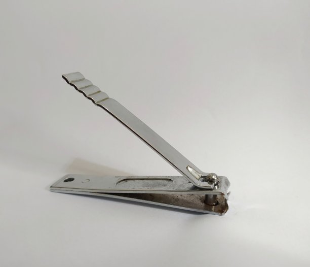 白色背景下的指甲剪图片下载