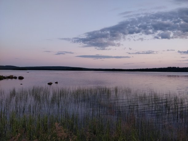 太阳已经落在湖边，色彩柔和地挂在地平线上图片下载