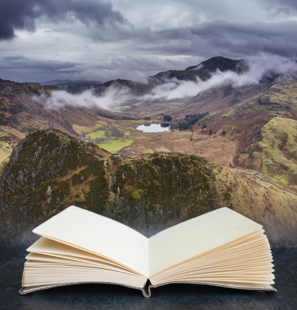 这是一幅令人惊叹的无人机拍摄的冬季朗代尔山谷的景观图，低空云雾缭绕，从想象中的书中浮现出来图片下载