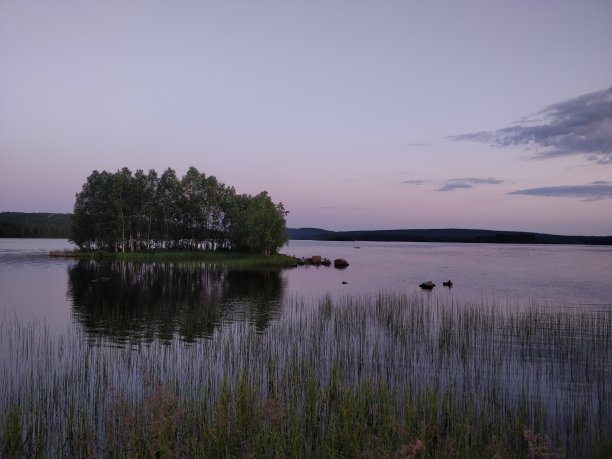 太阳已经落在湖边，色彩柔和地挂在地平线上图片下载