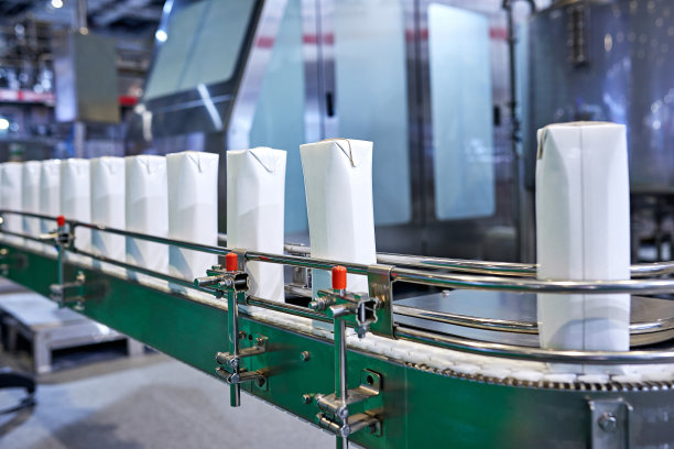 生产线上的空白牛奶盒图片下载