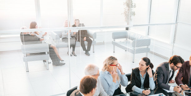 通过百叶窗。办公室员工和工作场所图片下载