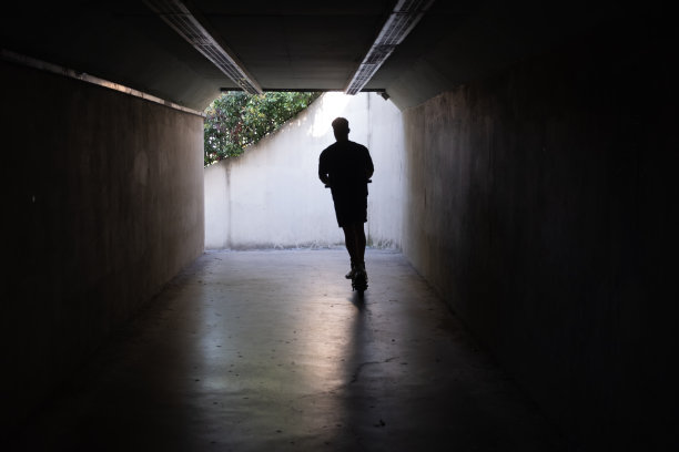 骑滑板车的年轻人图片下载