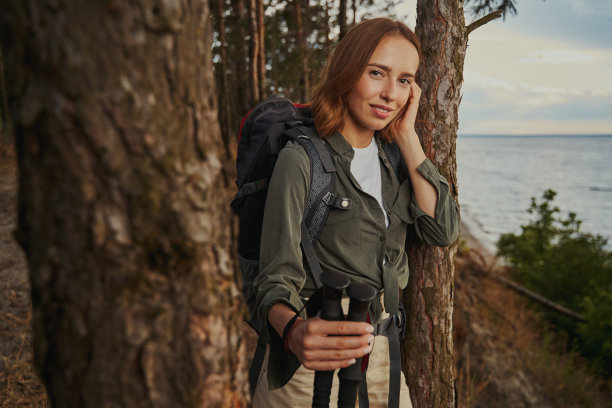 迷人的女人在树林里整理头发图片下载
