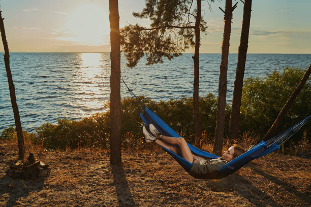 背包客正在吊床上休息图片下载