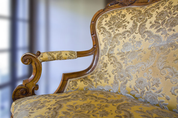 一个古董传统的意大利木制家具的细节刚刚恢复与花卉装饰图片下载
