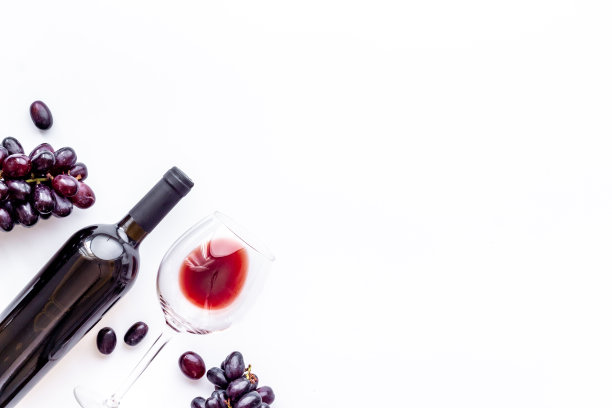 红酒瓶配红酒和葡萄。俯视图图片下载