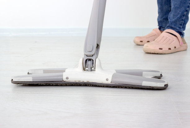 清洁消毒的概念。女人用拖把清洁地板的特写部分视图图片下载