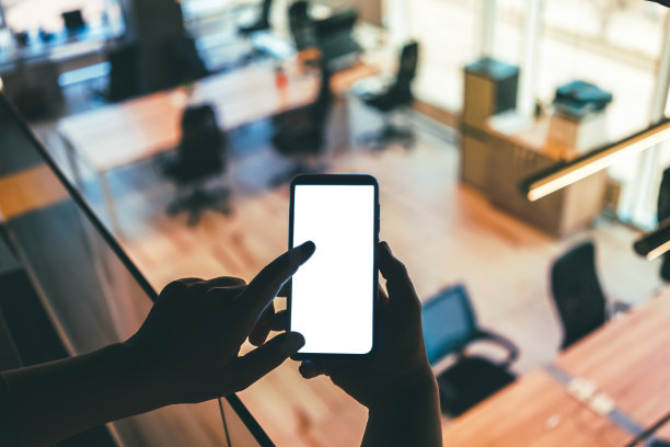 空白手机屏幕模型与办公室模糊的背景图片下载