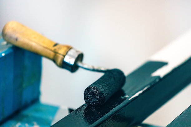 用漆辊喷涂金属型材。金属防腐处理车间图片下载