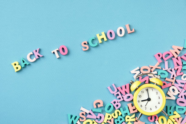 回学校。许多彩色的字母和闹钟图片下载