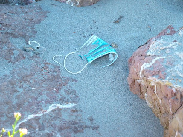 被扔在沙滩上的面具图片下载