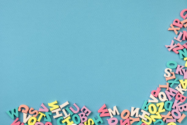 背景有许多彩色字母。回到学校。学校学习，教阅读。图片下载