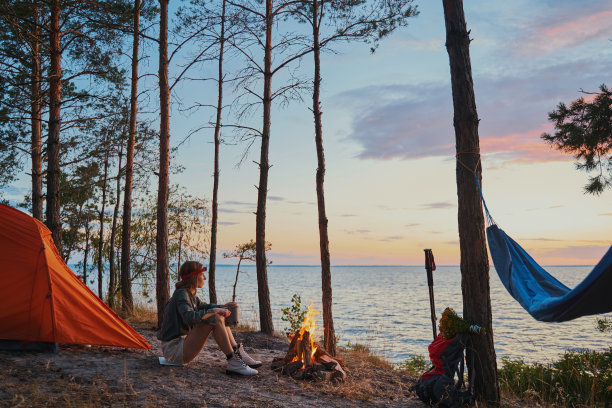 背包客在篝火旁喝茶取暖图片下载