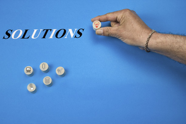 木块展示的概念解决方案与绘制的形状和一只手拿着一个灯泡图片下载