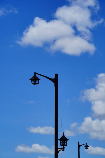 街灯映衬着明亮多云的天空图片下载