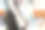 回到学校，努力学习。在图书馆里抱着一大堆书的女孩图片下载