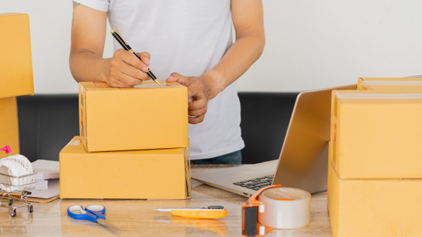 小企业启动，中小企业业主，企业家，读和写订单号码。在笔记本电脑上接收和检查网上订单，准备盒子。向客户销售中小企业的经营理念并在线交付图片下载