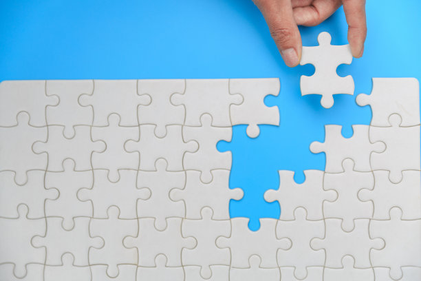 近手的女人连接拼图，商业解决方案，成功和战略概念图片下载