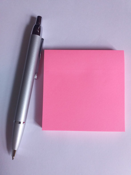 粉色便利贴和一支钢笔图片下载