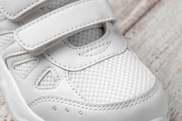 运动鞋的微距照片。一张白色儿童运动鞋的照片与维可牢搭扣皮革和织物图片下载