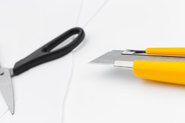 剪刀和纸刀在白色的背景上图片下载