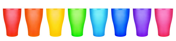 彩色空塑料杯设置孤立的白色特写，彩色空白酒杯，饮料，鸡尾酒，水，茶，果汁，咖啡杯，一次性外卖器具，容器模型，玻璃杯模板图片下载