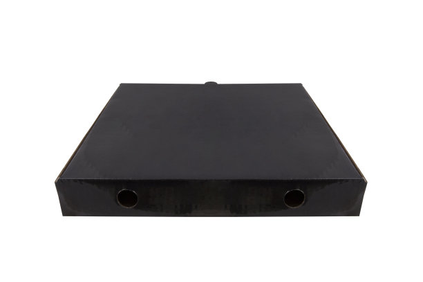 白色背景上闪闪发光的黑色方形披萨盒图片下载