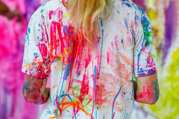 在节日里，t恤被涂上五颜六色的颜料。图片下载