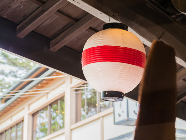 传统的日本灯笼在屋檐下图片下载