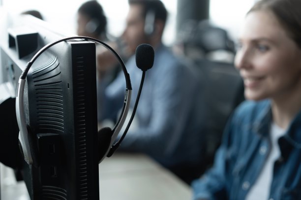 现代办公室的通信支持、呼叫中心和客户服务帮助台。图片下载