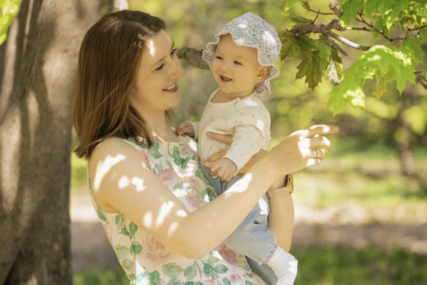 母亲和婴儿拥抱在夏季股票照片图片下载