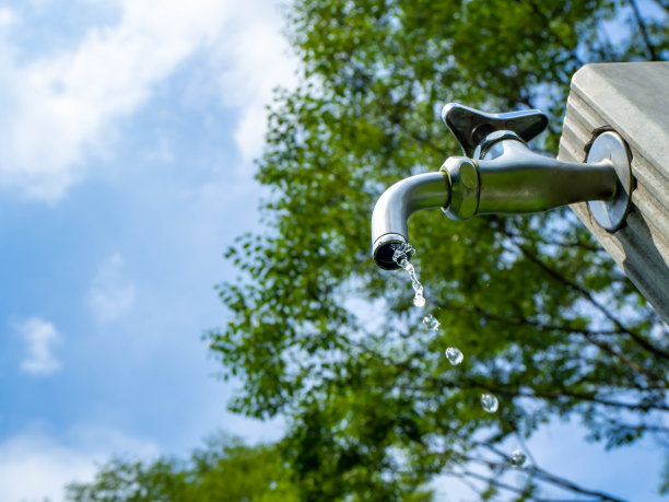 水从公园的供水处流下来图片下载