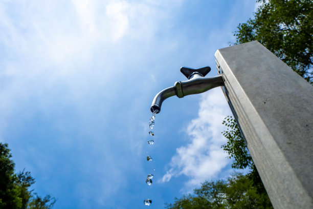 水从公园的供水处流下来图片下载