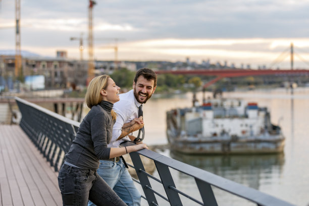 在河边相爱的年轻夫妇图片下载