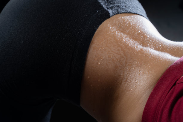 一个女人正在锻炼，锻炼后出汗。图片下载