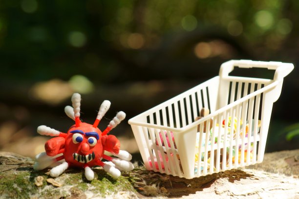 一个塑料病毒小雕像和一个用来装食物的玩具篮子。图片下载