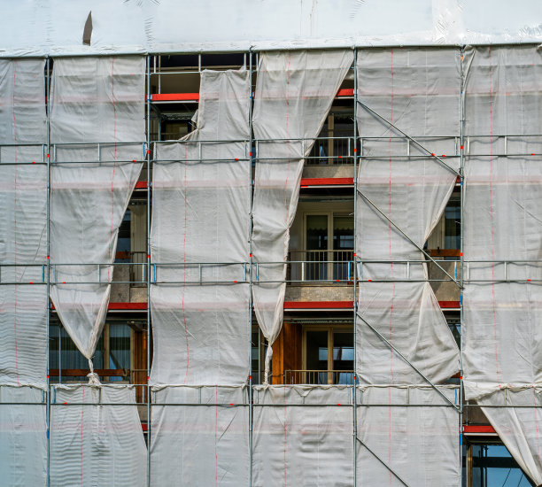 挤满脚手架和顶棚的公寓楼图片下载