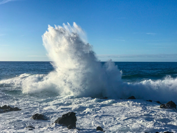 10月，大加那利岛的特内里费岛:巨大的海浪拍打着岩石图片下载