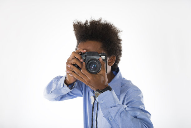 年轻的黑人男孩正在拍照。图片下载