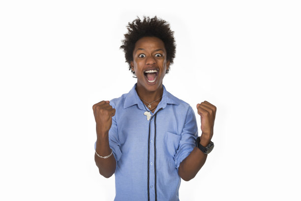 在独立背景下，为成功而疯狂庆祝的非洲裔年轻黑人男孩，举起手臂兴奋地尖叫图片下载