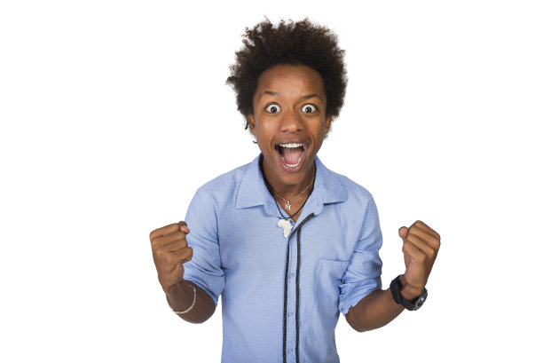 在独立背景下，为成功而疯狂庆祝的非洲裔年轻黑人男孩，举起手臂兴奋地尖叫图片下载