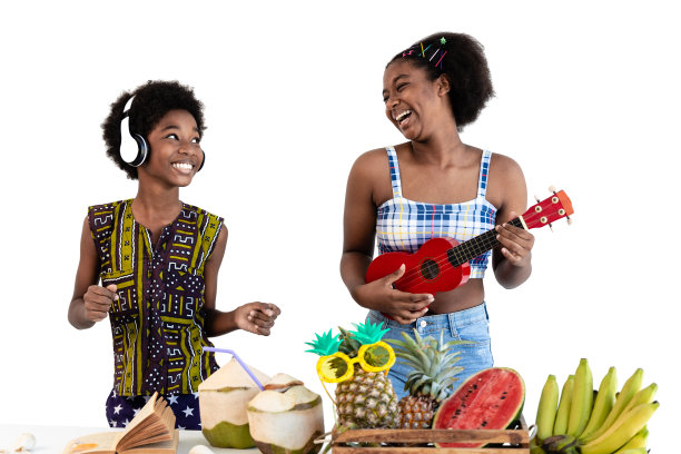 两个皮肤黝黑的孩子在暑假玩尤克里里琴。非裔美国男孩和女孩喜欢吃热带水果。在白色背景上隔离图片下载